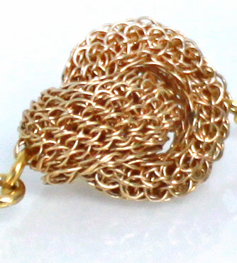 Knoten Ohrringe in 14K Gold filled und Silber vergoldet mit gefasste Peridot Edelsteine