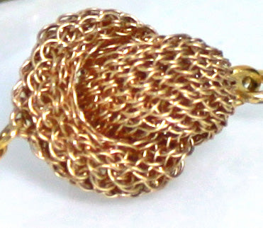 Knoten Ohrringe in 14K Gold filled und Silber vergoldet mit gefasste Peridot Edelsteine