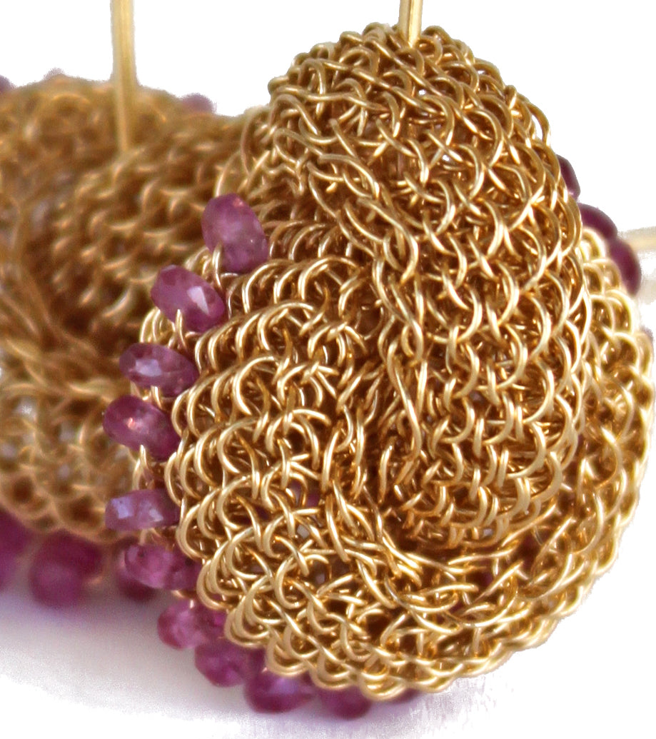 Knoten Ohrringe in Gelb Gold mit Rubinen