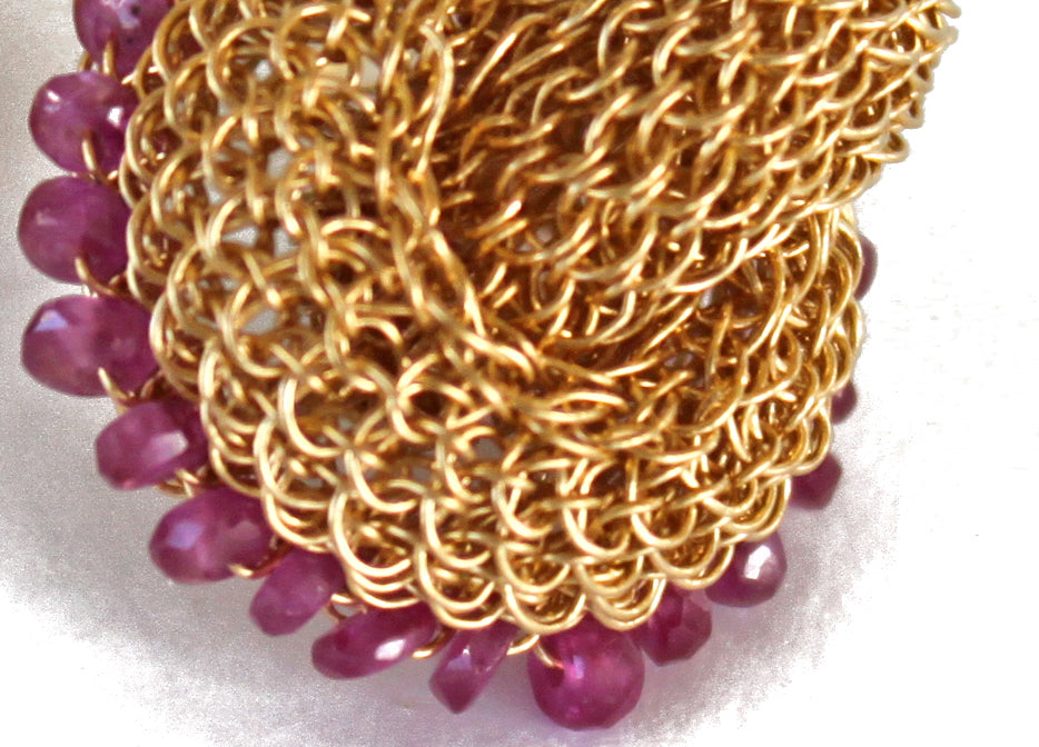 Knoten Ohrringe in Gelb Gold mit Rubinen