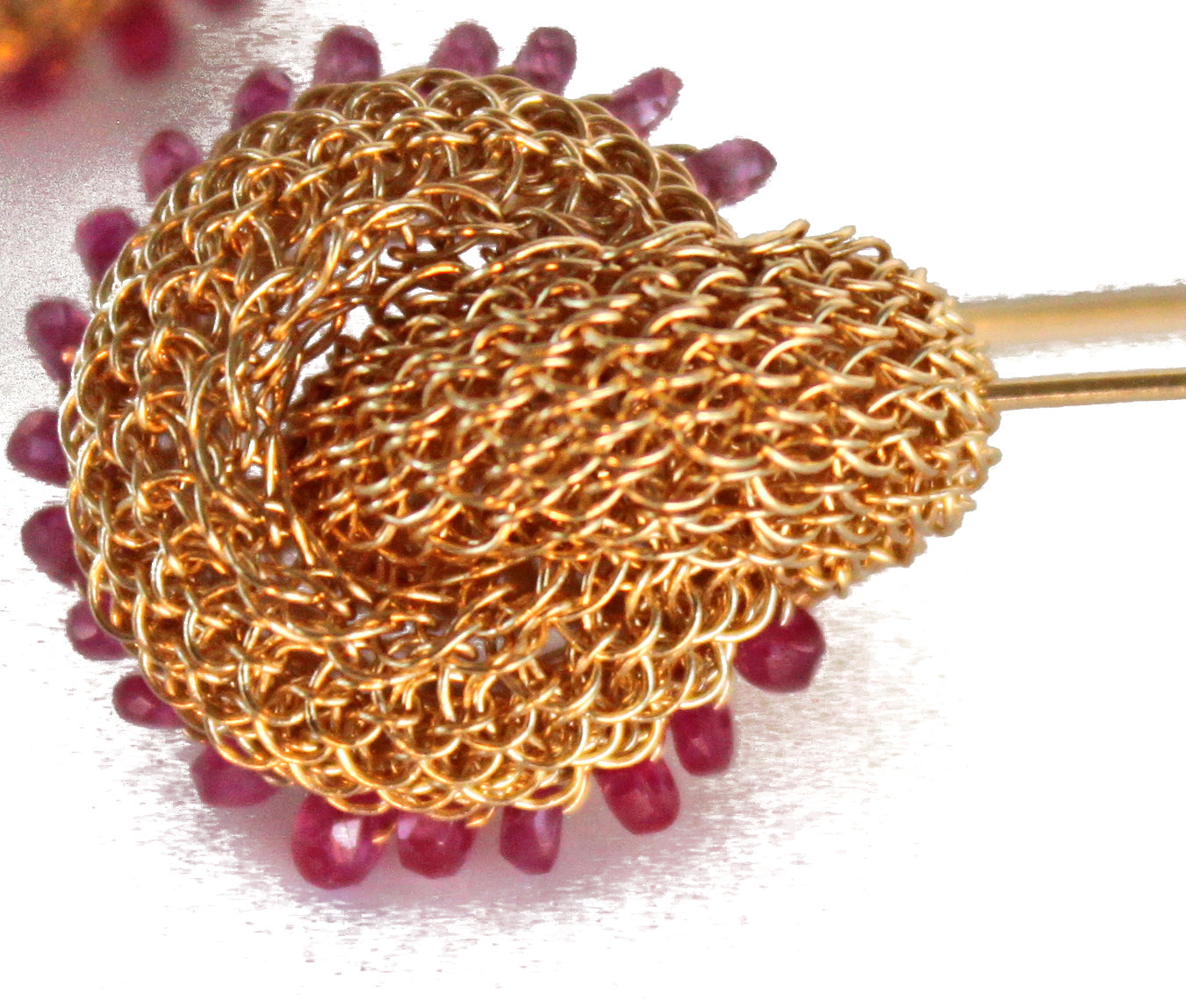 Knoten Ohrringe in Gelb Gold mit Rubinen